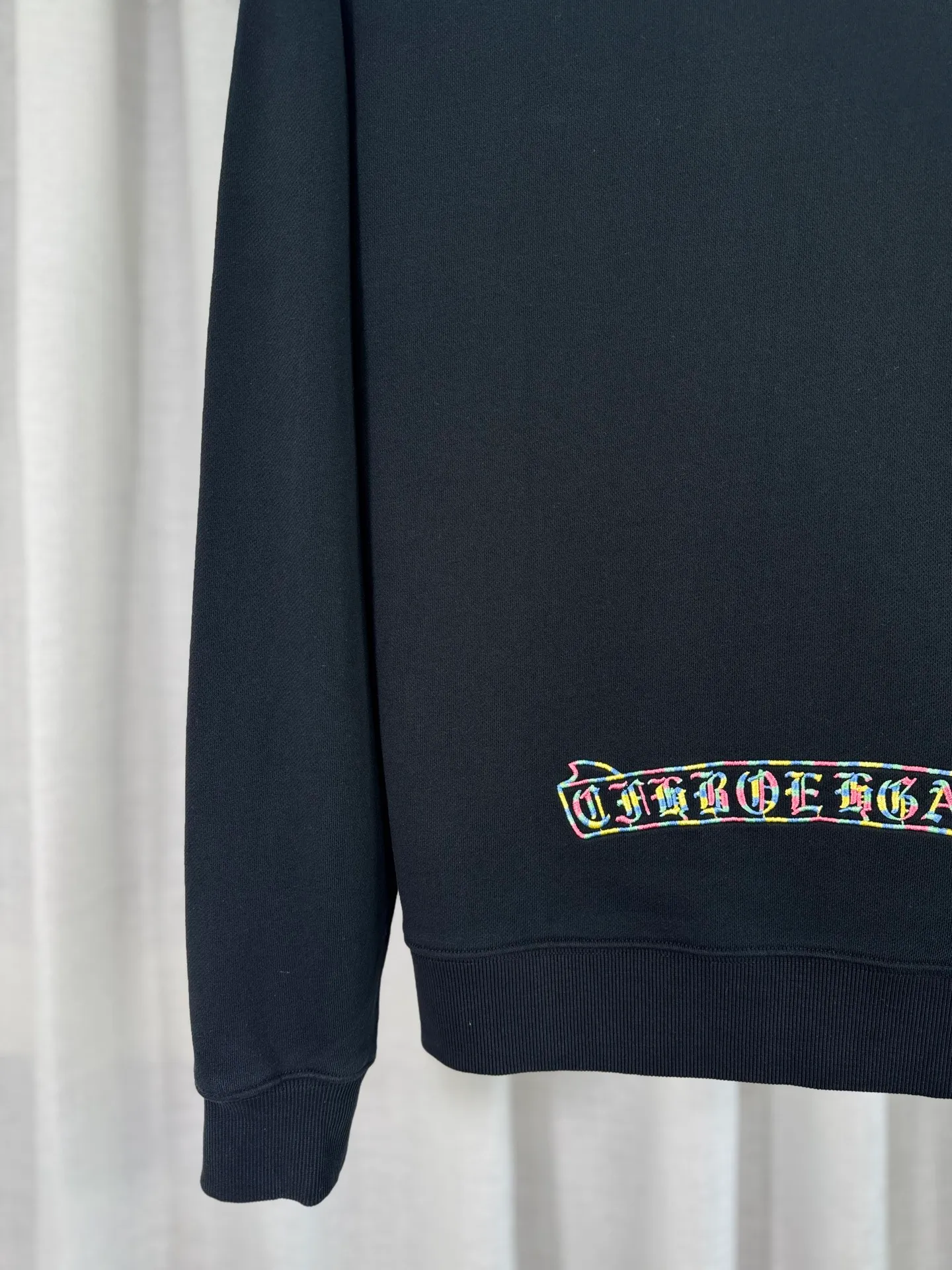 P260 top version, real shot without P, ​​different from market currency) 𝗖𝗵𝗿𝗼𝗺𝗲 𝗛𝗲𝗮𝗿𝘁𝘀/Cro Heart 2025 patch embroidery autumn and winter new original single counter American laser burnt 3D three-dimensional color embroidery couple casual sweatshirt 👑The highest version! Customized fabric 440g tripe terry fabric! American acid-washed and distressed original fabric laser burnt ✟appliqué embroidery and exquisite embroidery of letters! The best-selling model in the counter, very comfortable to wear. Accessories: original molded and authenticated collar label➕100% silk wash label. Genuine purchase-grade original hangtag��matching hanging rope➕3D hanging beads➕original packaging bag. Craftsmanship: The original version has consistent wiring! The highest version of the armhole matching technique! Color: White Black Size: S M L XL Style Number: 25-301